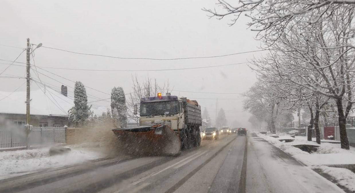 CNAIR a acţionat cu 713 utilaje şi peste 5.700 tone de material antiderapant pe drumurile naţionale şi autostrăzi