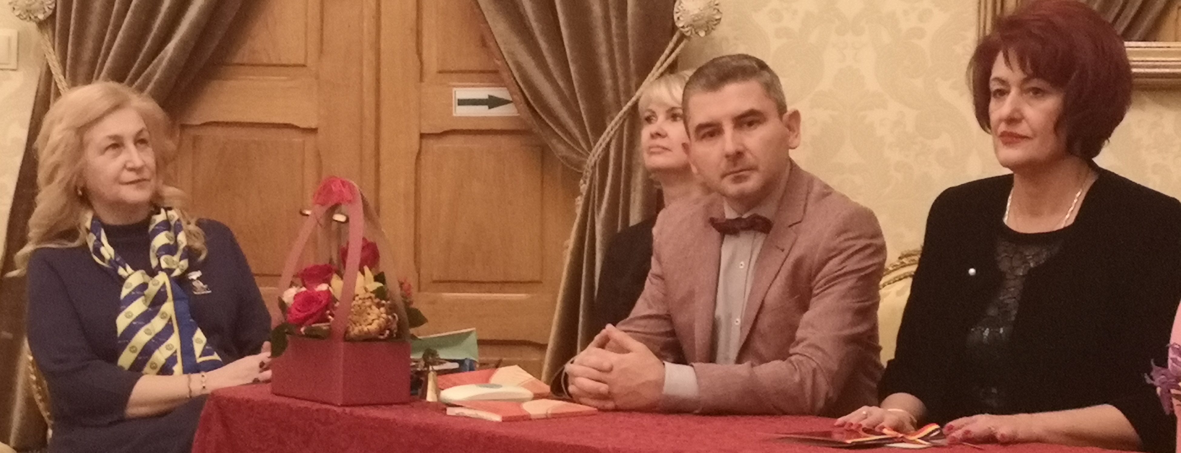 (REPORTAJ)Directorul Centrului de Transfuzii din Iași a lansat primul volum de poeme- Cetatea cu portocali