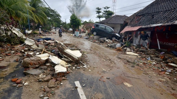 Tsunami devastator în Indonezia. Sute de oameni au murit