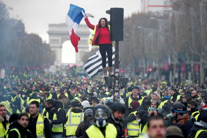 Peste 1700 de persoane reţinute în Franţa, în urma protestelor Vestelor Galbene