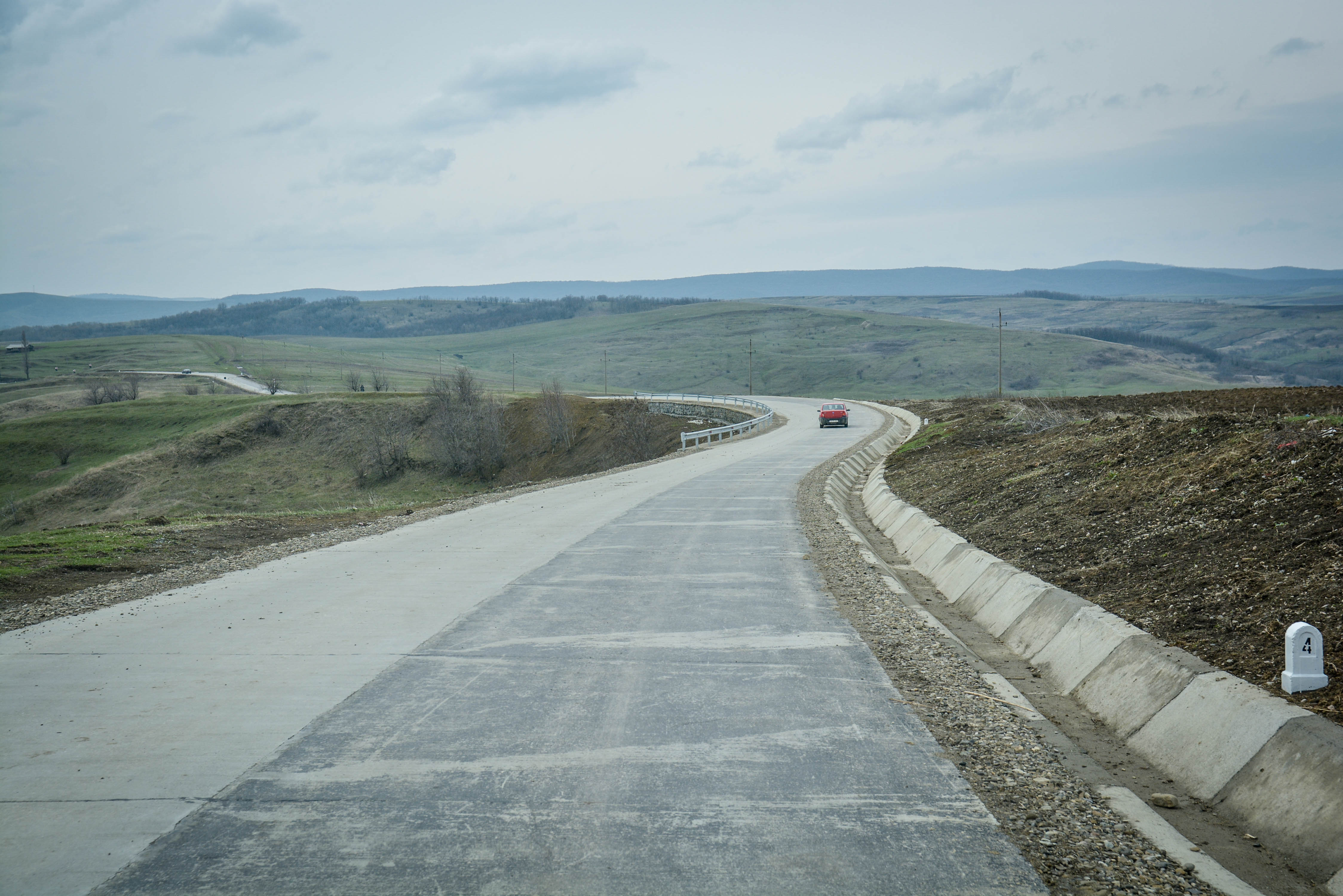 Suceava: CJ a modernizat în acest an circa 80 de kilometri de drumuri judeţene şi demarează proiecte pentru alte zece