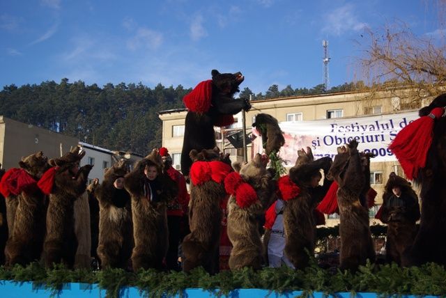 Bacău: ‘Dansul Urşilor’, cap de afiş la Festivalul ‘Datinilor şi Obiceiurilor Strămoşeşti’ de la Comăneşti