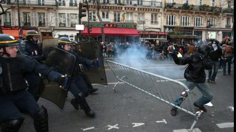 Paris: Reuniune de urgenţă în urma violenţelor de stradă de ieri, soldate cu 133 de răniţi