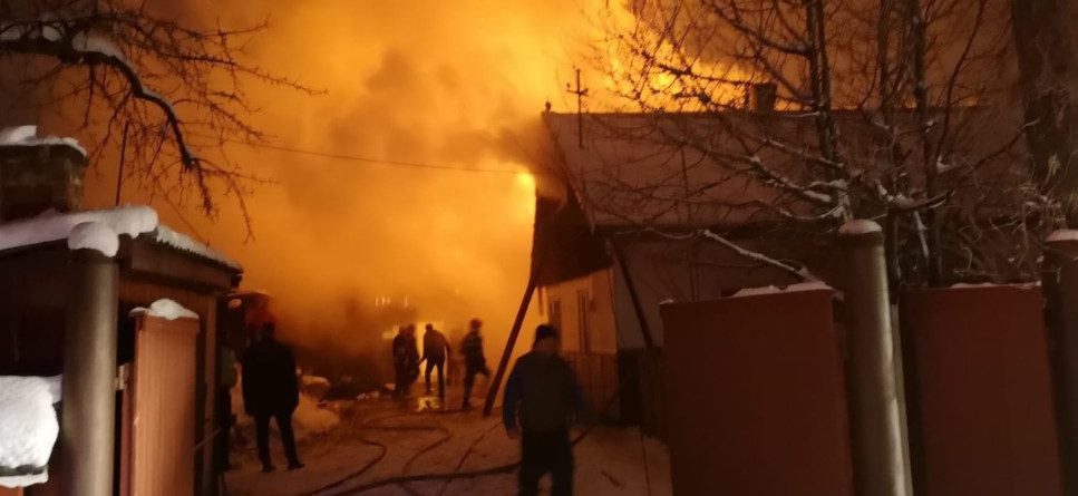 (UPDATE/AUDIO) Suceava: Magazin de încălțăminte ars în incendiu la Vicovu de Sus