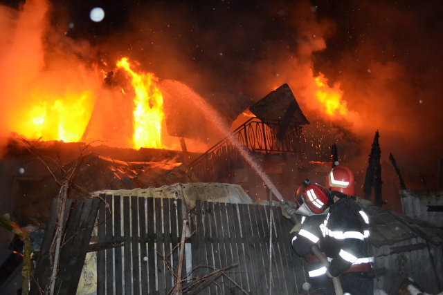 Pompierii avertizează populaţia cu privire la numărul mare de incendii din această perioadă