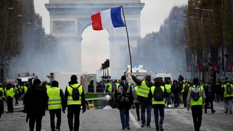 Macron anunţă o serie de măsuri pentru calmarea ‘vestelor galbene’