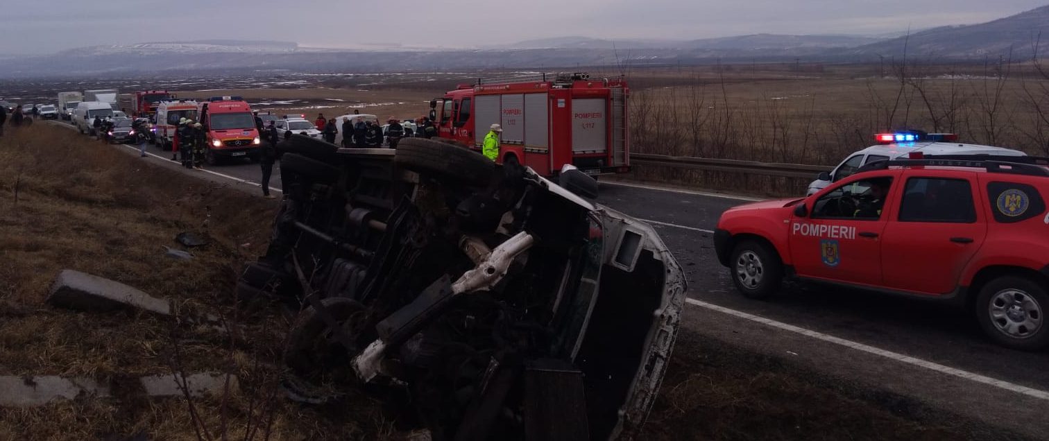 Vaslui: Patru persoane, rănite în urma coliziunii dintre un autoturism şi un microbuz