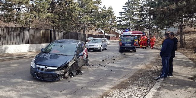 Trei copii şi trei adulţi răniţi într-un accident rutier, în municipiul Suceava