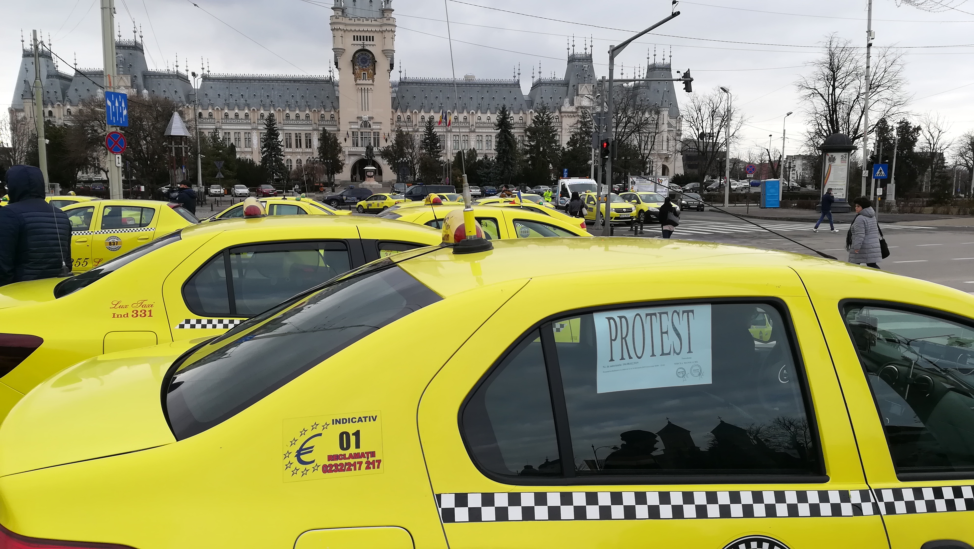 (FOTO) Protestul taximetriştilor blochează centrul Iaşului