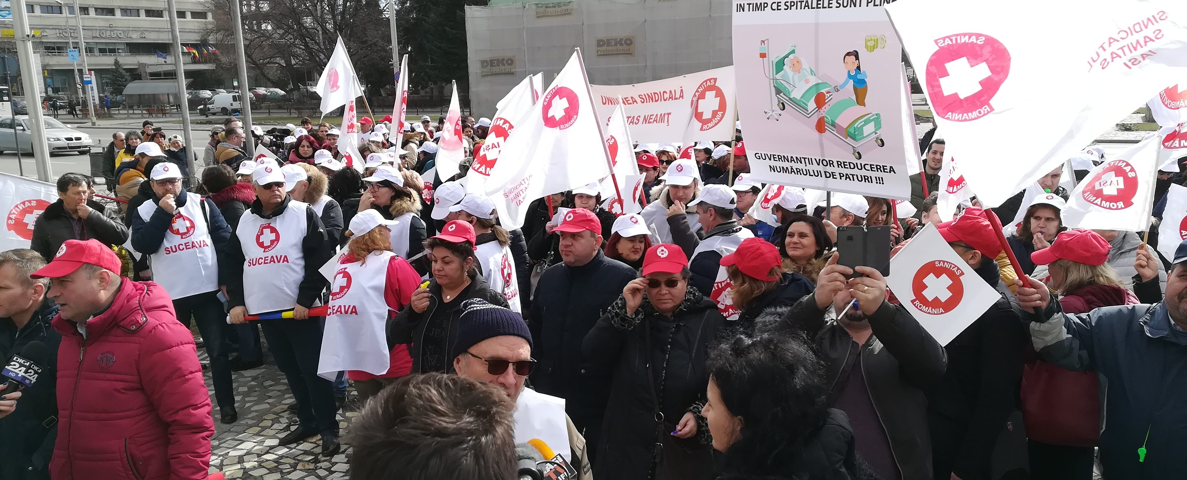 Sindicaliştii de la Sanitas protestează în faţa Prefecturii Iaşi