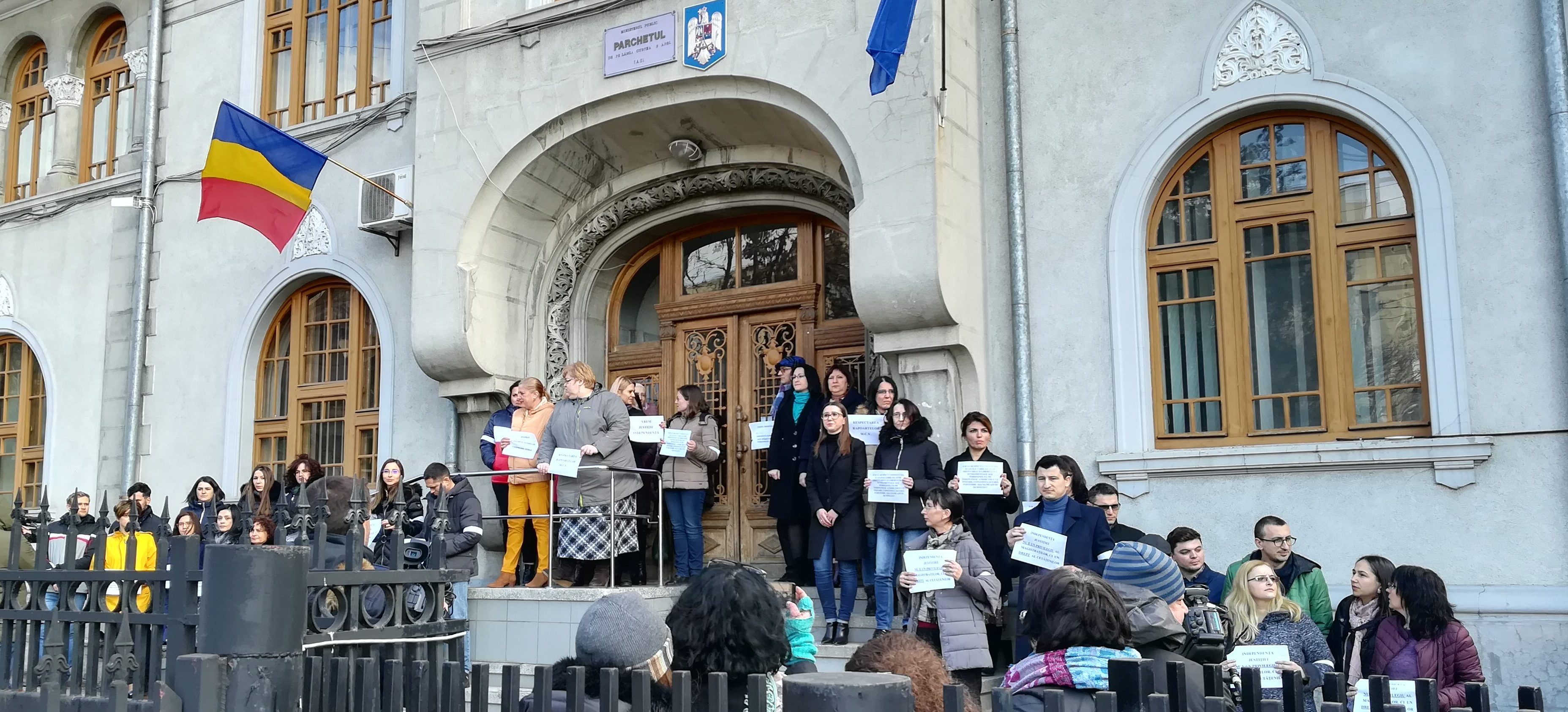 (AUDIO/FOTO)Iaşi: Procurorii au protestat faţă de OUG 7