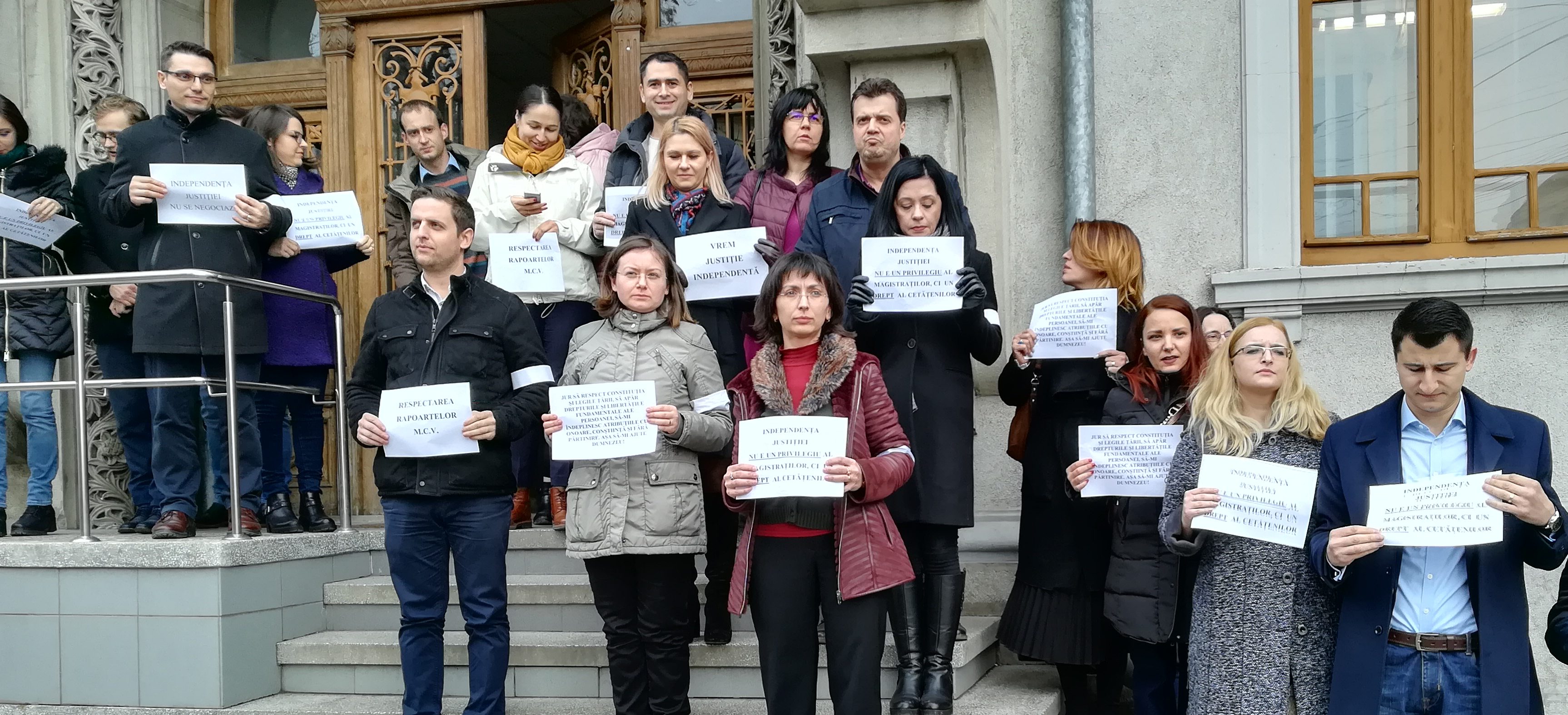 (AUDIO/FOTO) Procurorii din Iaşi au protestat pentru a doua zi consecutiv