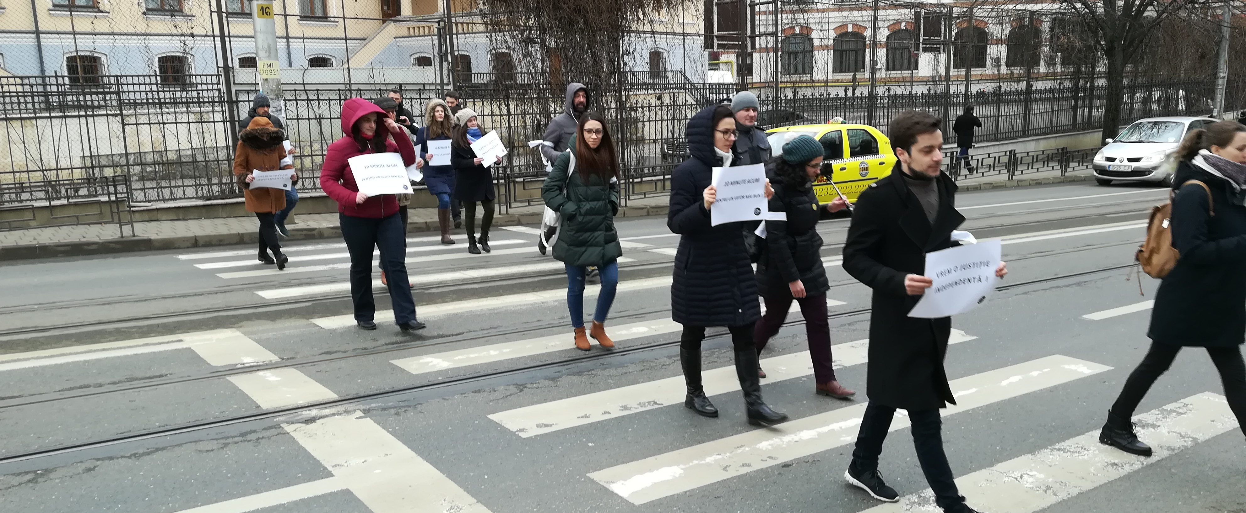 (FOTO) IAŞI: Protest al societăţii civile faţă de ordonanţa de urgenţă emisă de Guvern care modifică legile justiţiei