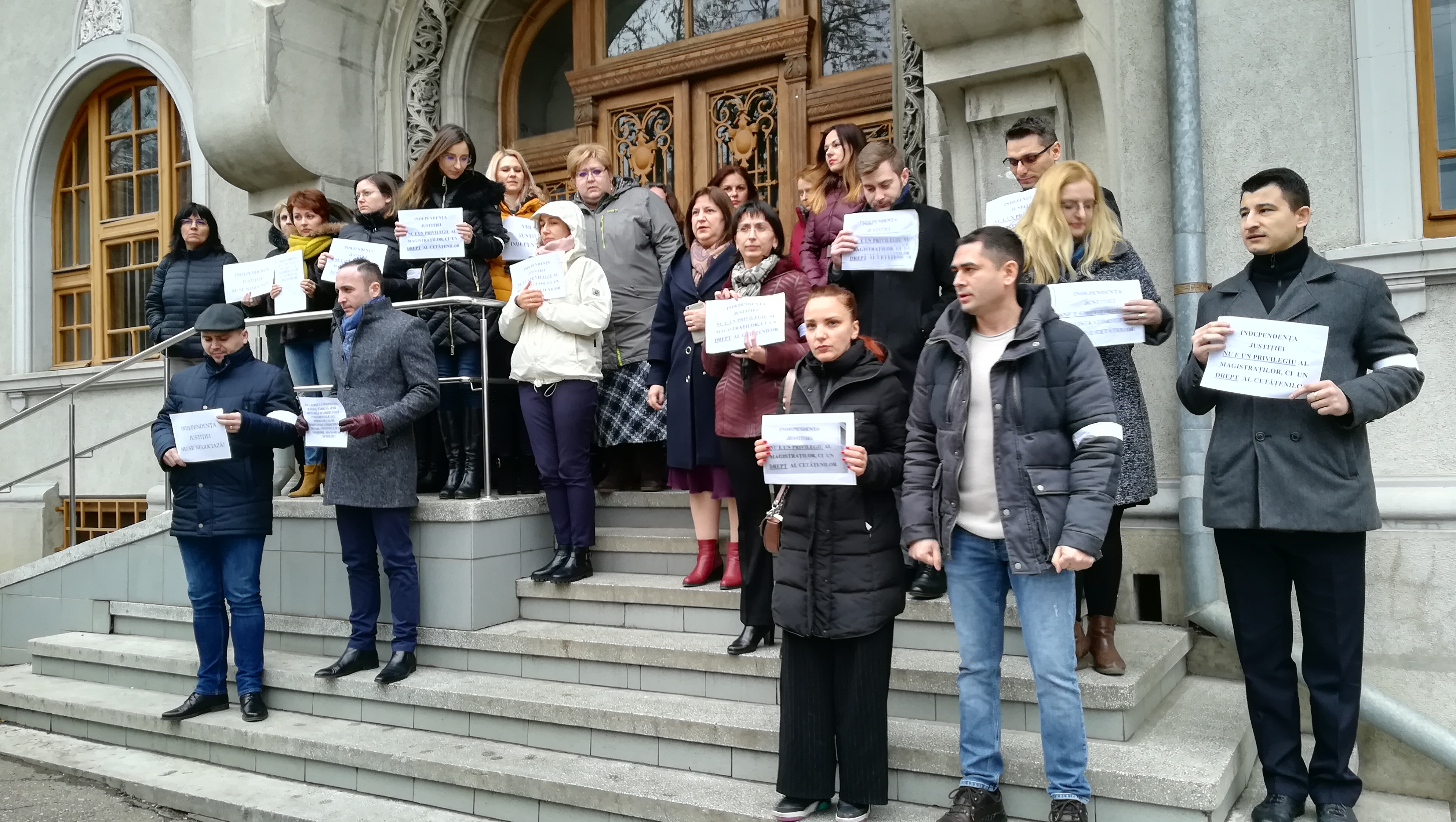 (AUDIO/FOTO) Iaşi: Protestele procurorilor continuă