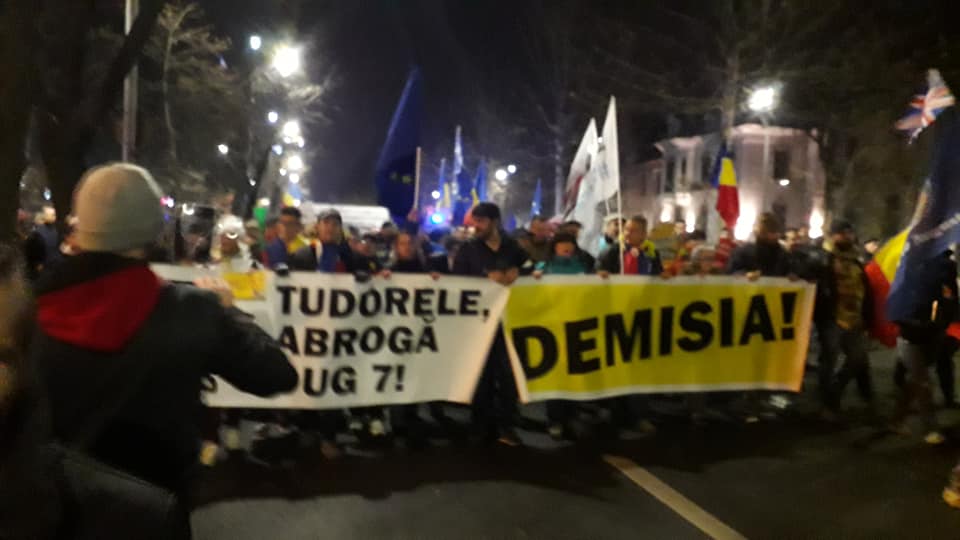 Peste 1.000 de persoane la manifestaţiile de protest din marile oraşe ale ţării (grupaj)