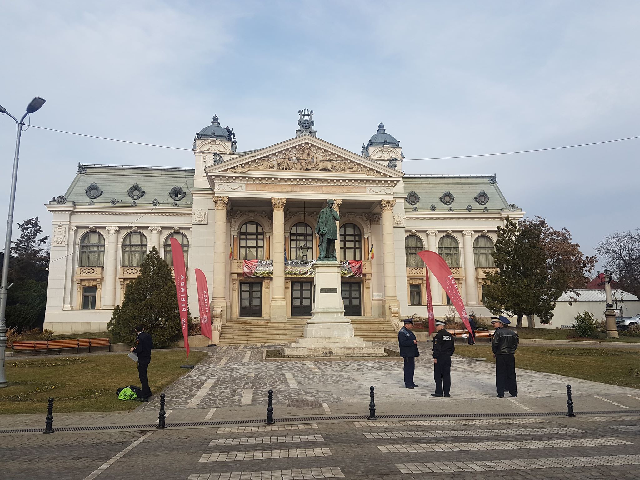 (NEWS ALERT) IAŞI: Un bărbat ameninţă că se aruncă de pe Teatrul Naţional