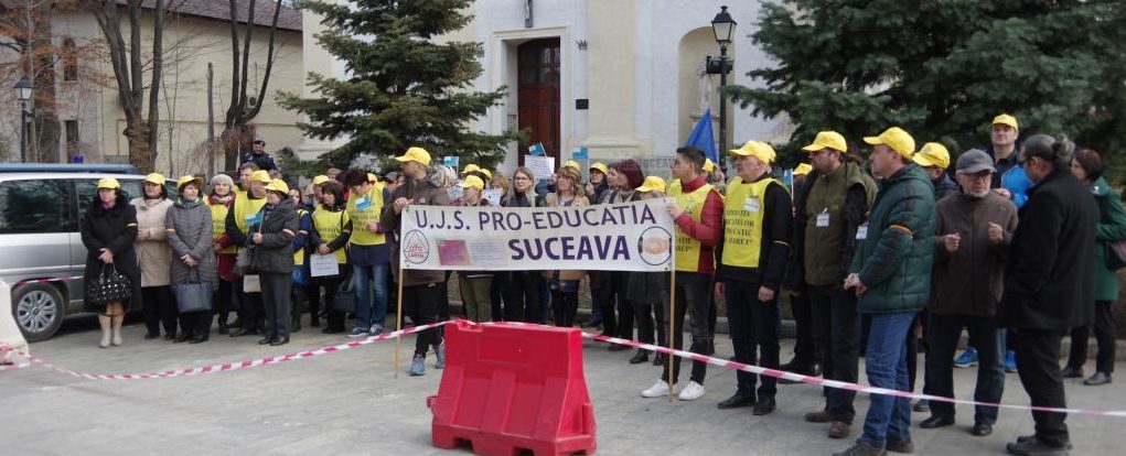 Suceava: Câteva zeci de dascăli au protestat în faţa Prefecturii