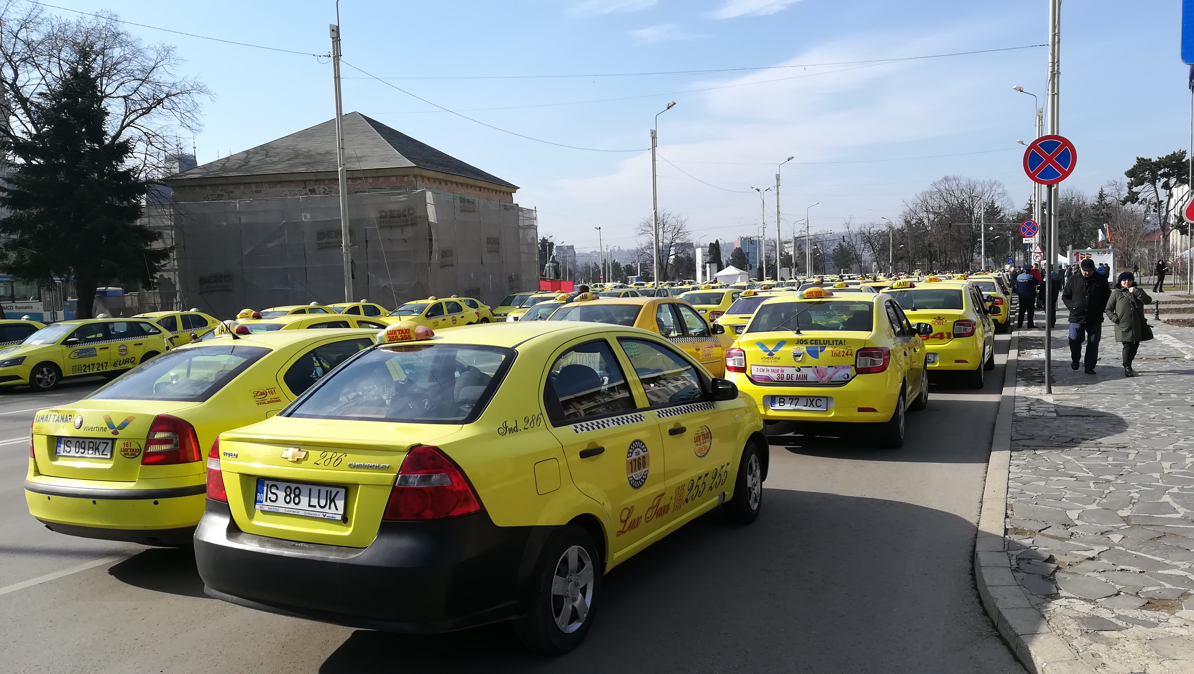 Taxiurile vor trebui să aibă geamuri securizate, potrivit normelor europene