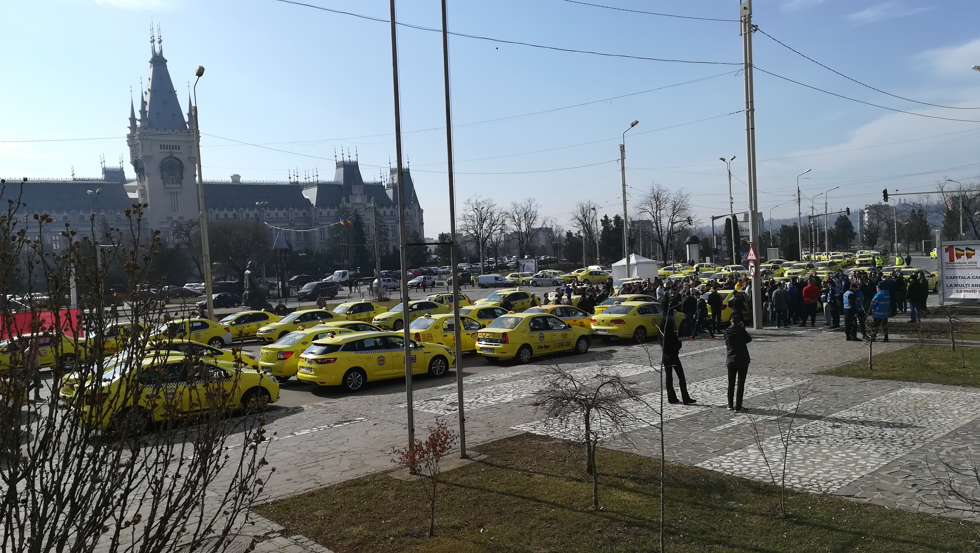 (FOTO) IAŞI: Taximetriştii au blocat circulaţia în zona centrală