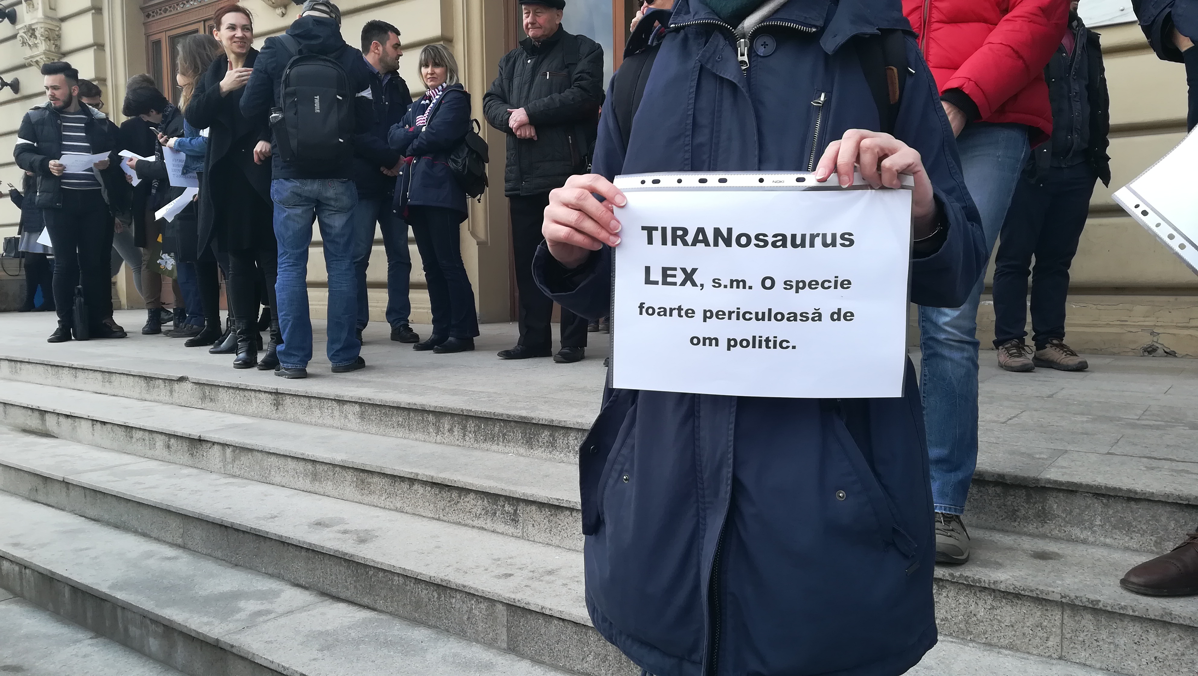 (AUDIO/FOTO) IAŞI: Zeci de profesori au protestat pe scările Universității „Alexandru Ioan Cuza“