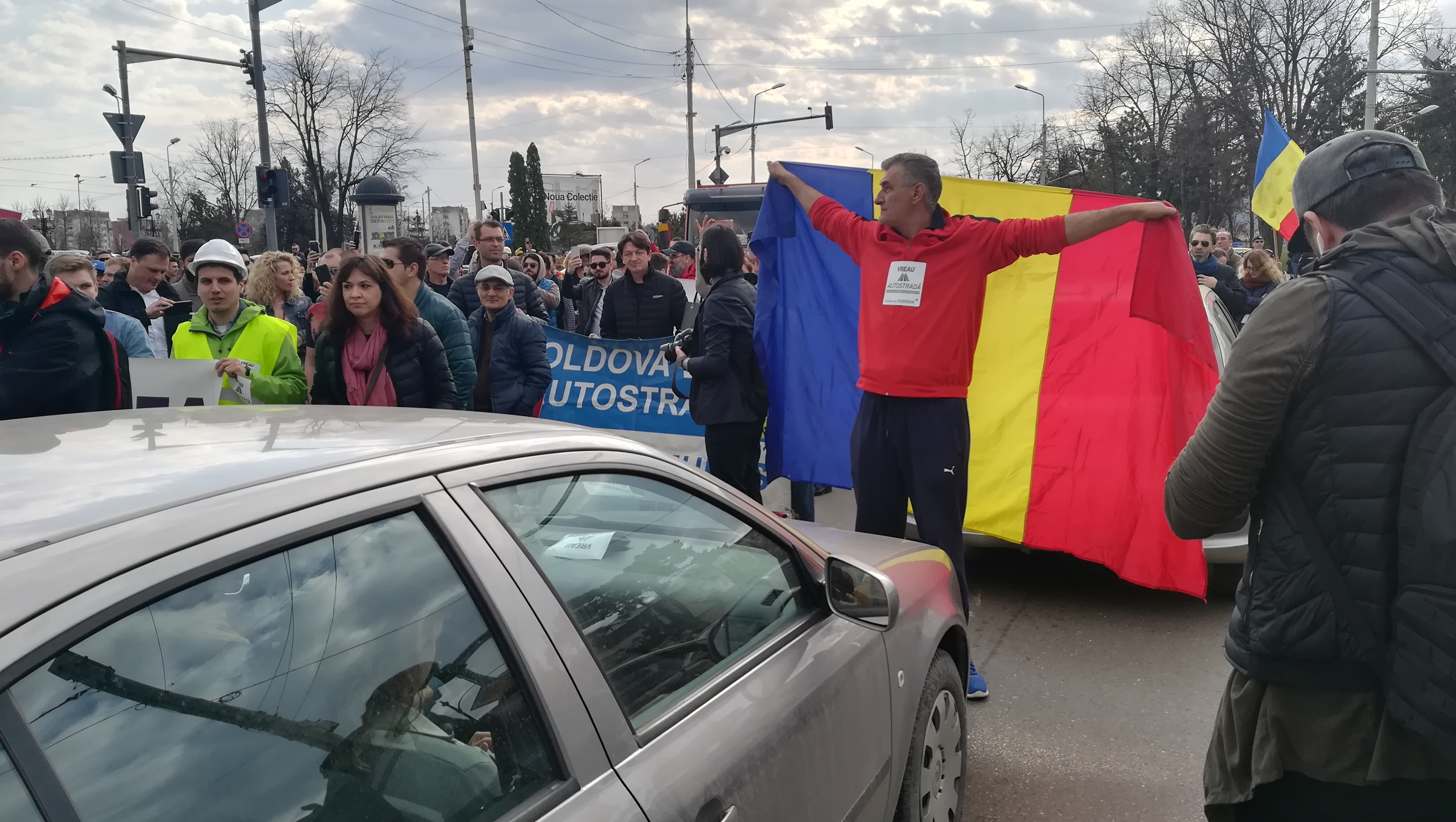 UPDATE (AUDIO/FOTO/VIDEO) Iaşi: 15 martie, 15 minute de protest – ”România vrea autostrăzi”