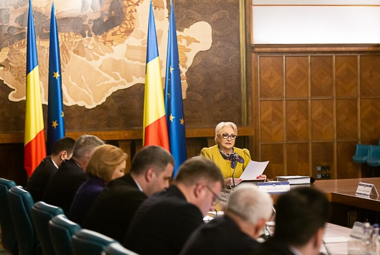 Miniştrii cabinetului condus de premierul Viorica Dăncilă se întrunesc în şedinţă de guvern