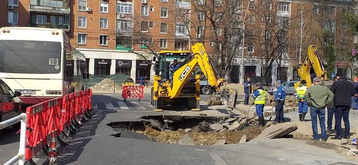 Galaţi: Circulaţia rutieră este închisă din motive de siguranţă după ce în centrul oraşului a apărut un crater de mari dimensiuni