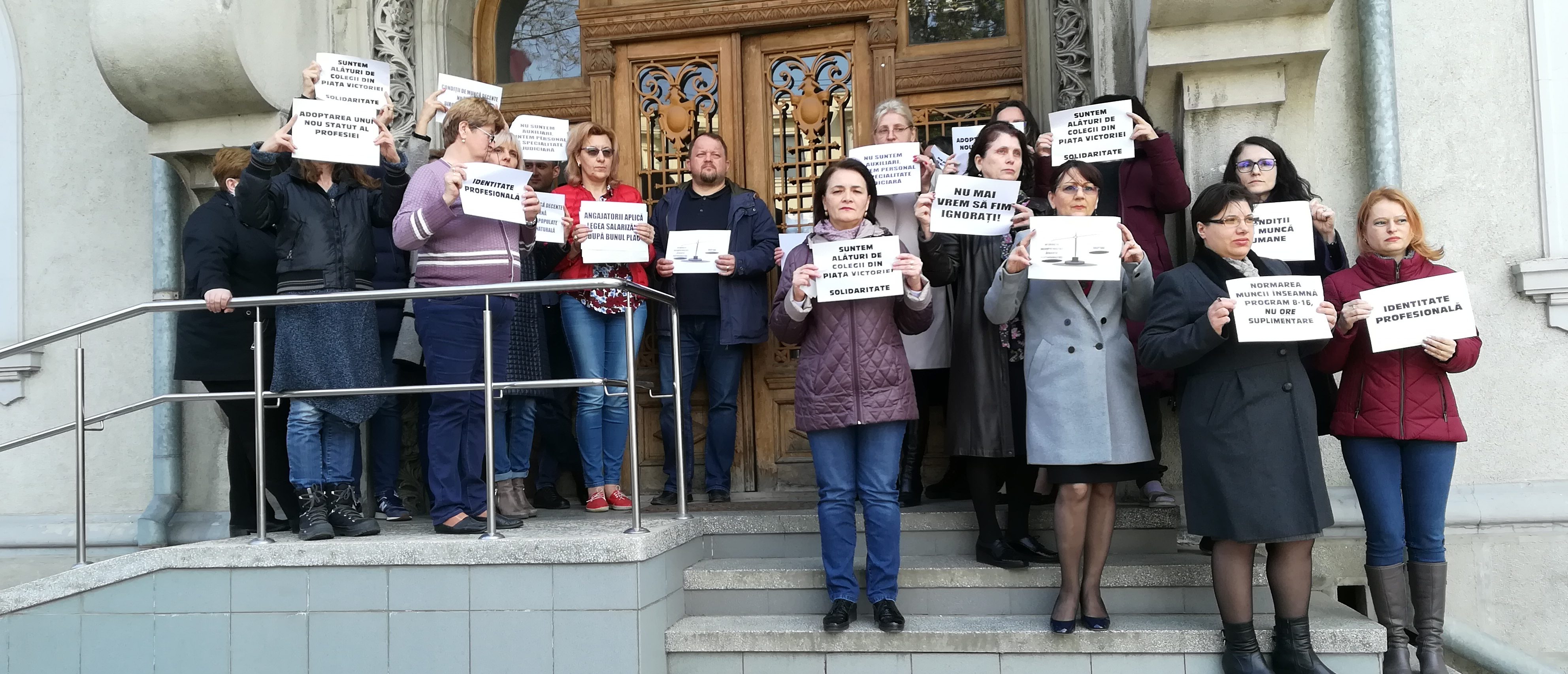 (UPDATE/FOTO) Botoşani şi Iaşi: Grefierii protestează faţă de condiţiile de muncă