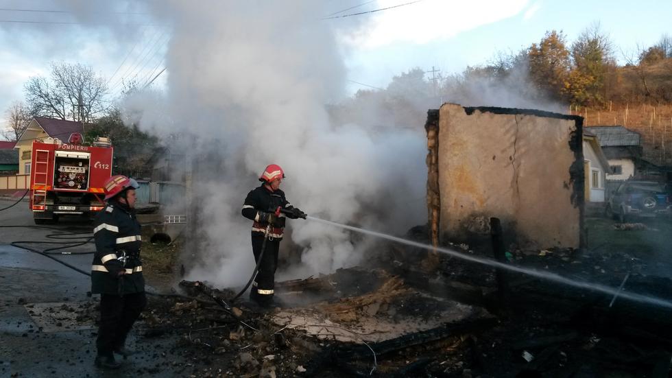 Suceava: Un bărbat a suferit arsuri grave după ce a dat foc vegetaţiei uscate de pe un teren