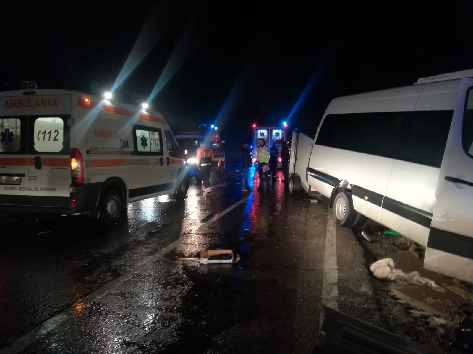 (FOTO) Iași: Grav accident rutier între două microbuze. PLAN ROȘU de intervenție