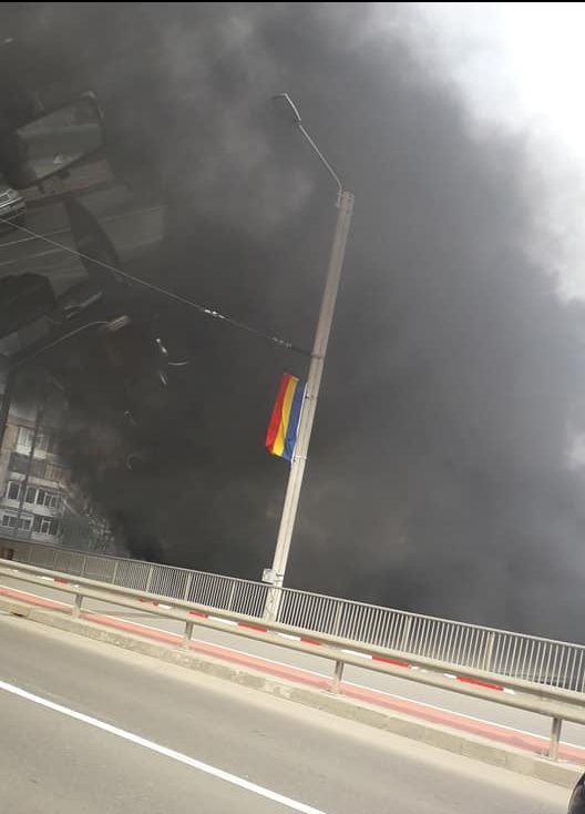 (AUDIO/FOTO) Incendiu de proporţii la fostul Bazar din municipiul Iaşi