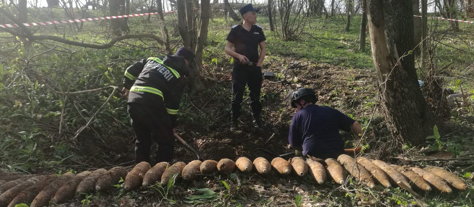 (FOTO/ AUDIO) IAŞI: Zeci de proiectile găsite într-o pădure din comuna Strunga