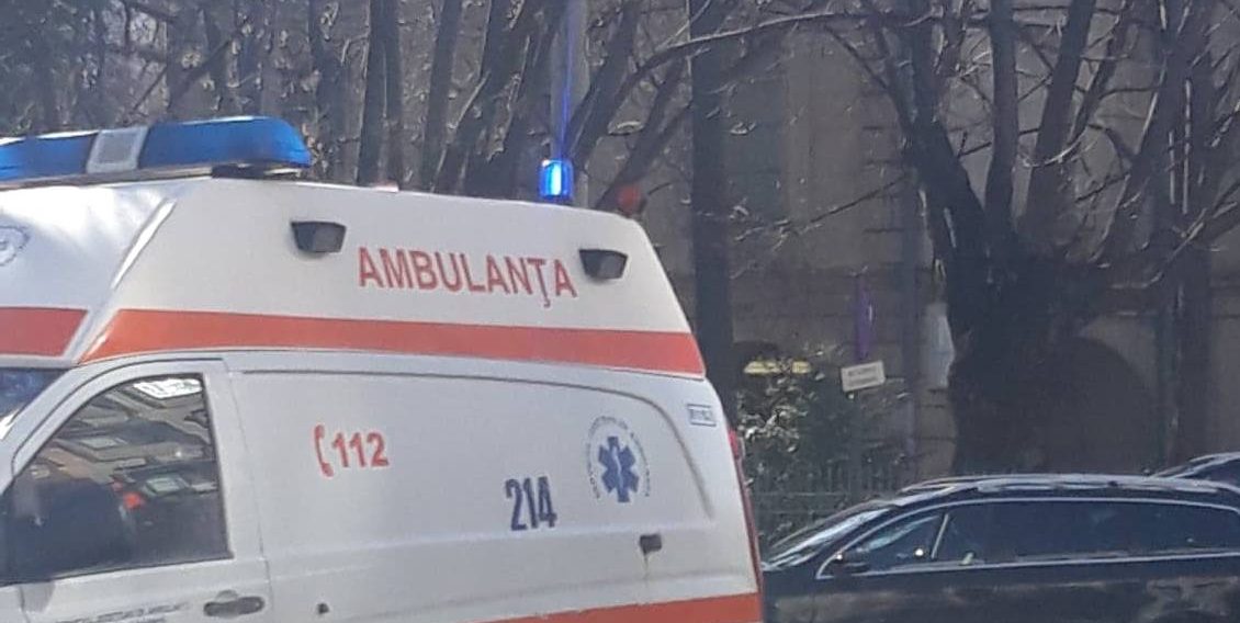 Galaţi: Un tânăr care se deplasa pe carosabil, lovit mortal de o maşină pe DN 26