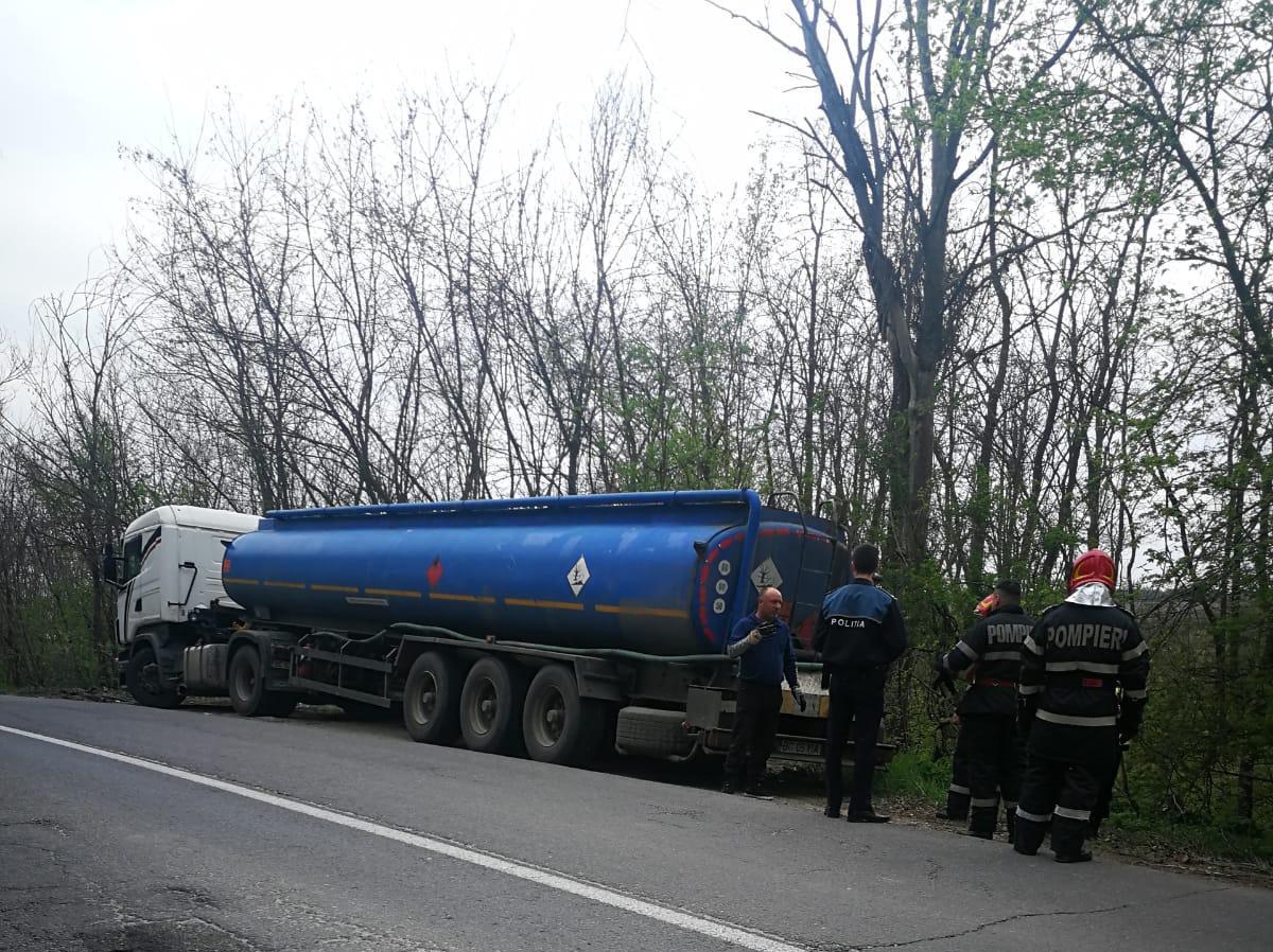 Vrancea: Peste 27 de tone de apă uleioasă dintr-un tir, deversate la marginea unei păduri din Homocea