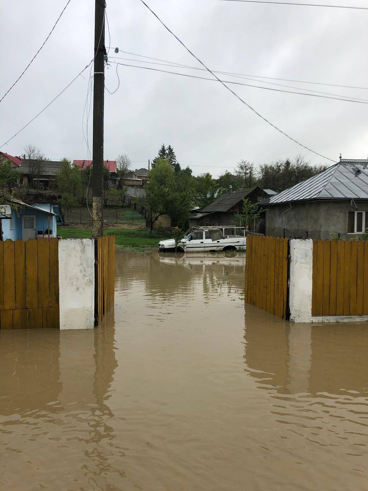 (FOTO) VASLUI: Zeci de locuinţe au fost inundate în urma precipitaţiilor abundente