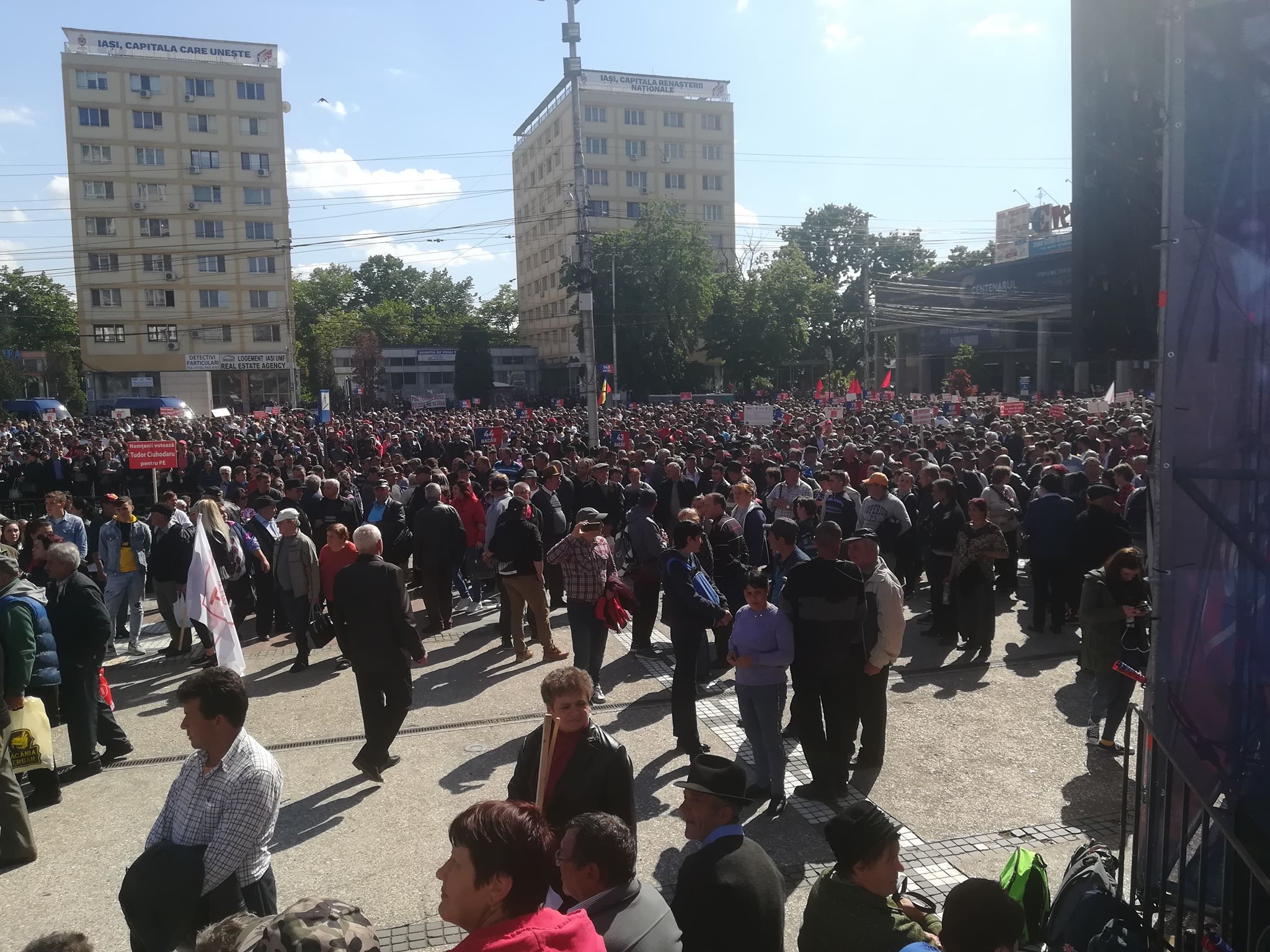 (FOTO) Iaşi: Traficul din zona Piaţa Unirii, paralizat