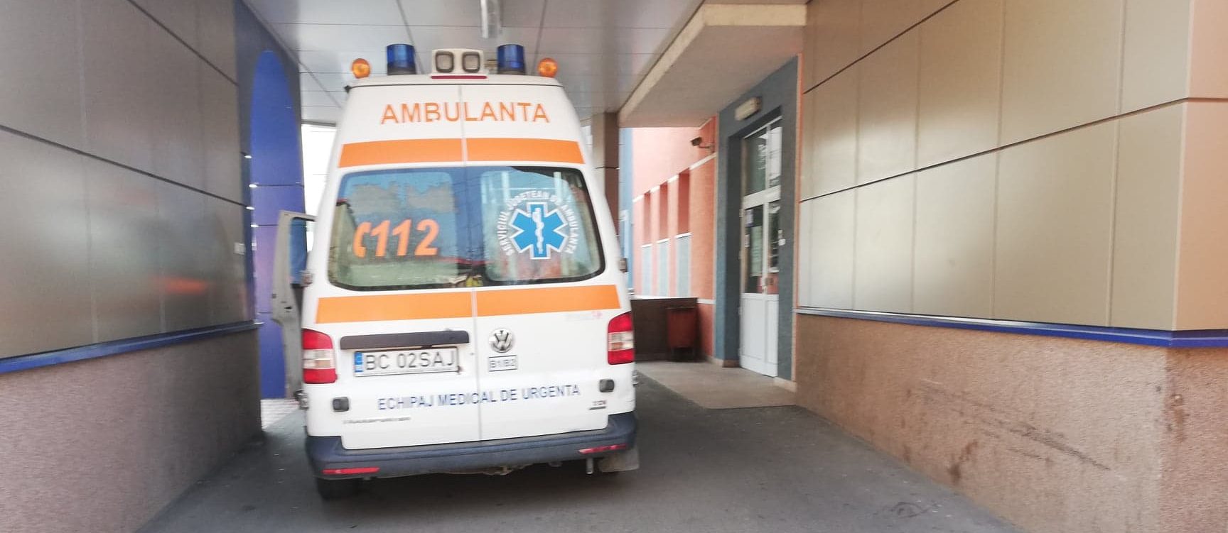 Accident grav la Bacău. În urma coliziunii dintre un microbuz şi un autoturism 16 persoane au ajuns la spital