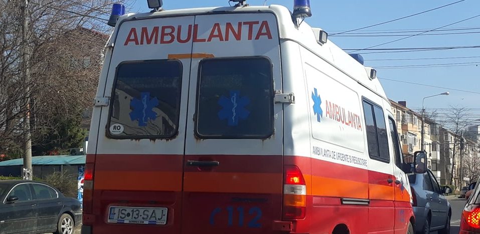 Iaşi: Femeie transportată la spital după ce a fost acroşată şi târâtă de un tramvai