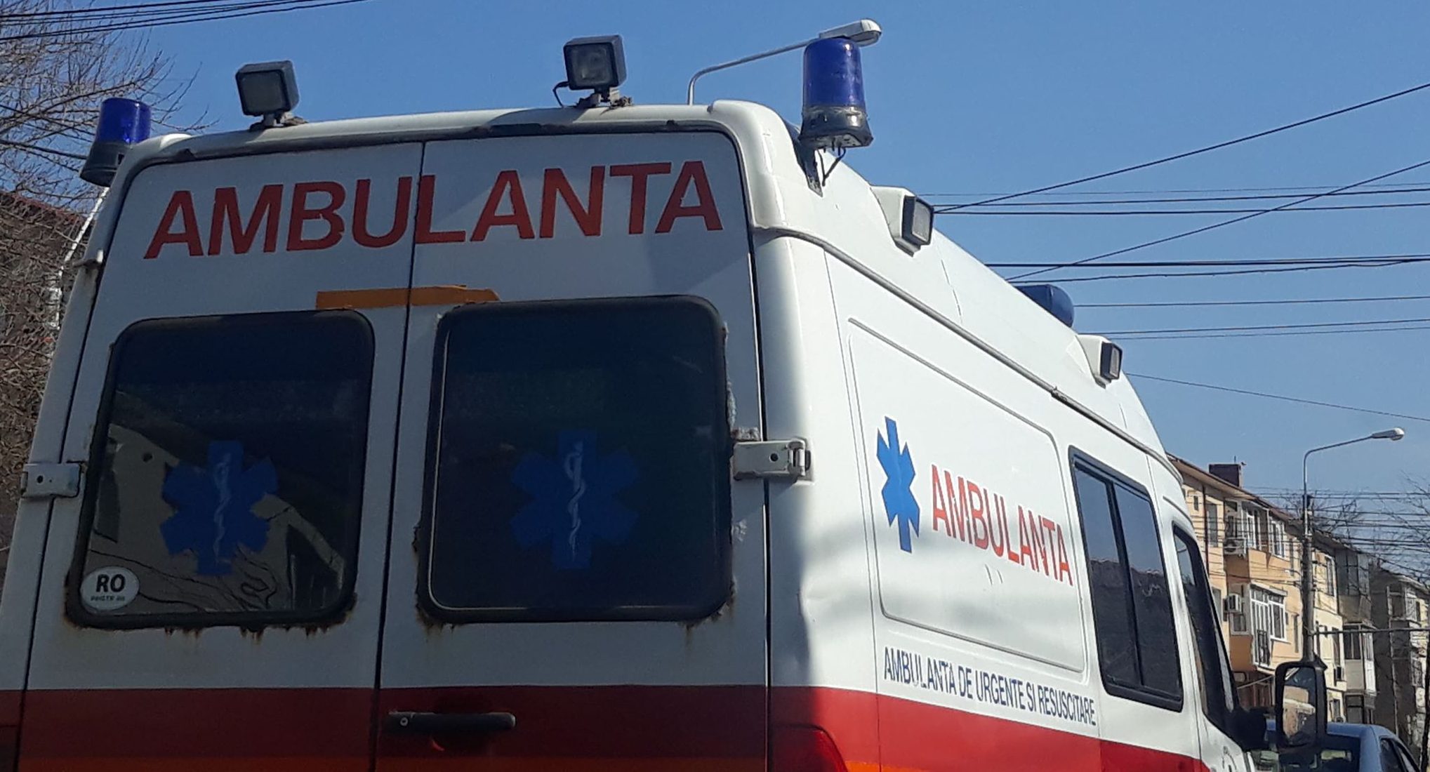 VASLUI: O ambulanţă a derapat din cauza aluviunilor acumulate pe şosea