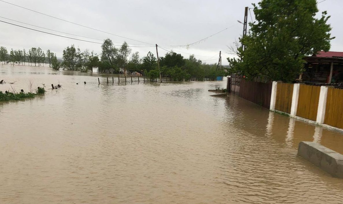 IGSU: 10 judeţe grav afectate de vremea rea, peste 300 de gospodării inundate