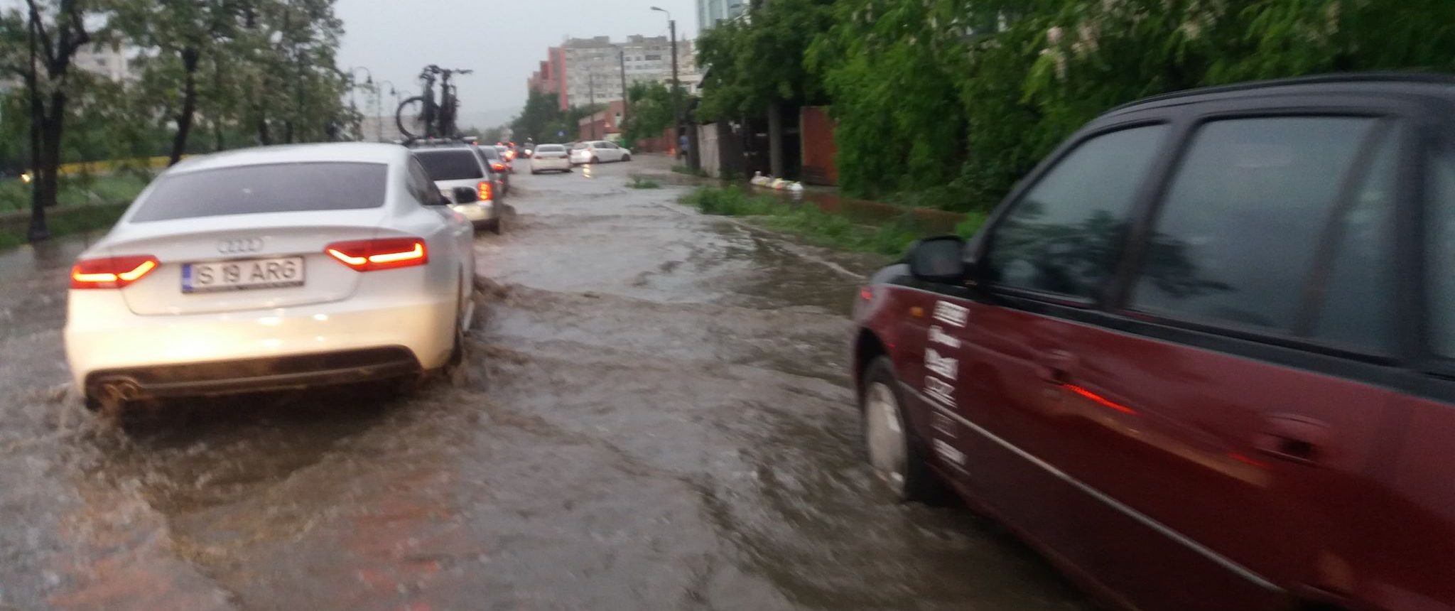 (FOTO/VIDEO) Ploaia torenţială a inundat mai multe străzi din municipiul Iaşi