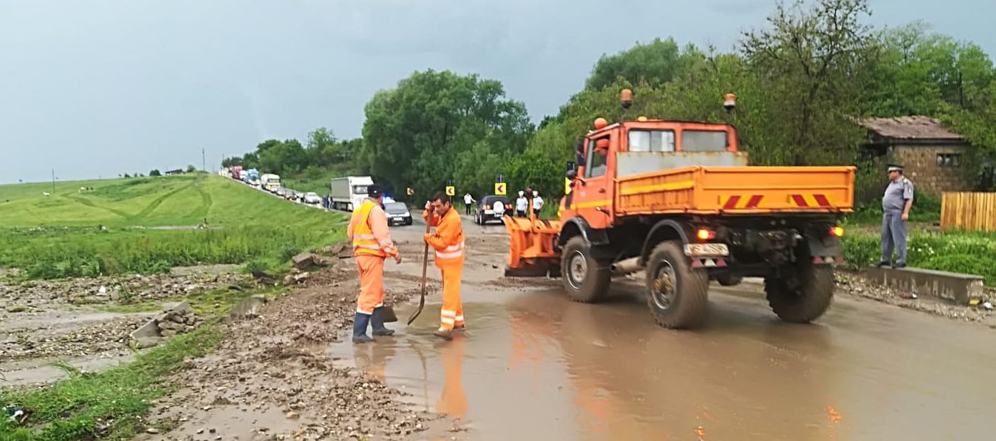 Circulaţia rutieră pe DN 24 Iaşi – Ştefăneşti este blocată din cauza apei scurse de pe versanţi