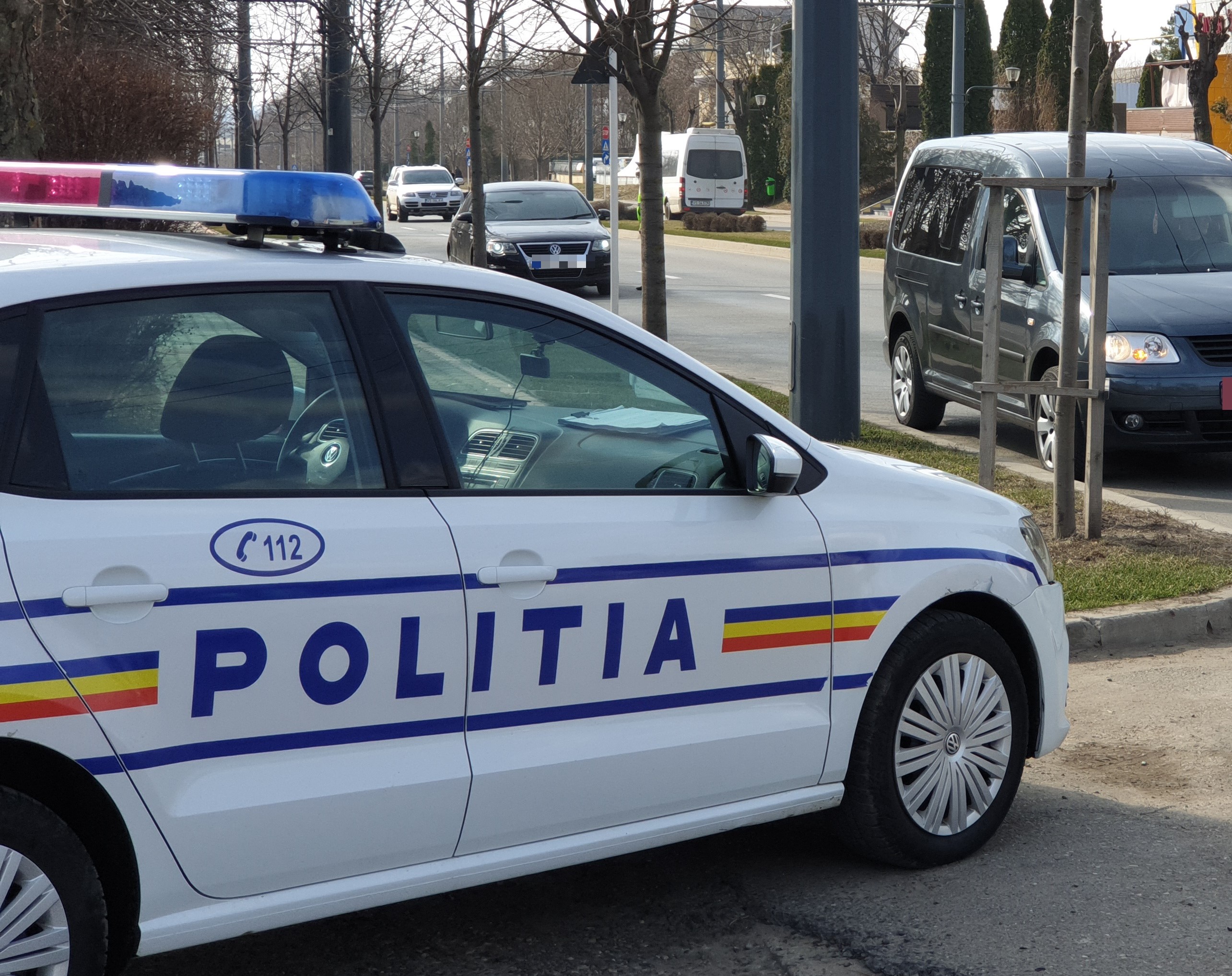 Suceava: Bărbat ce transporta ţigări de contrabandă, reţinut de poliţişti cu focuri de armă