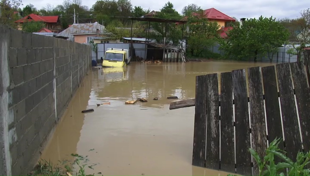 Pompierii au intervenit în 11 judeţe pentru a îndepărta efectele furtunilor