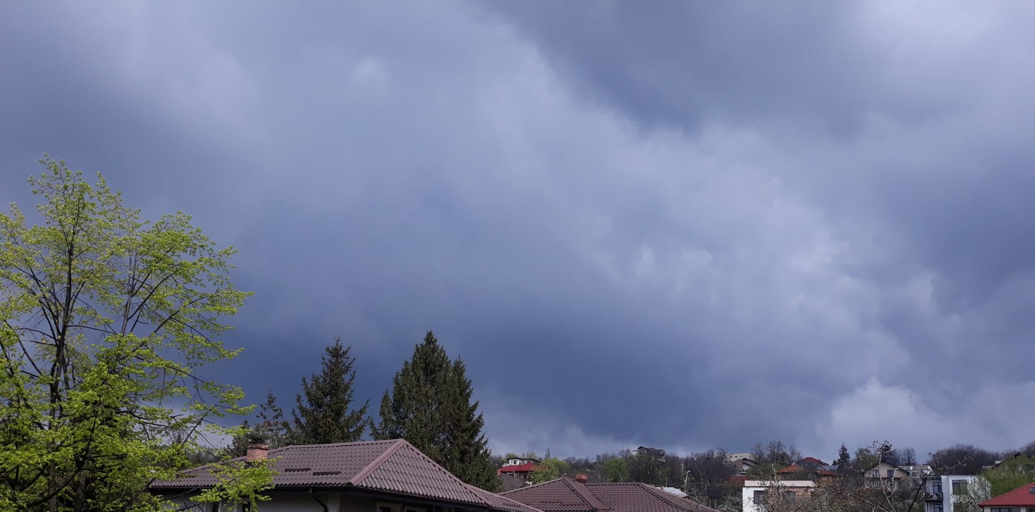 METEO: COD GALBEN de averse torenţiale, grindină şi vijelii în Moldova