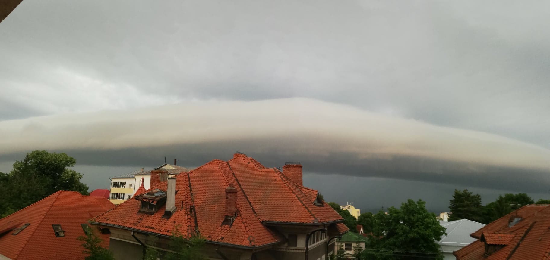 AVERTIZARE METEOROLOGICĂ: Averse torenţiale, descărcări electrice şi grindină în cea mai mare parte a ţării