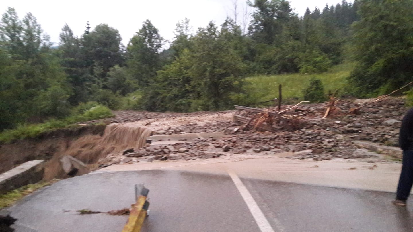 Neamţ: DN 15 Poiana Largului – Bicaz a fost deblocat pe un sens de mers