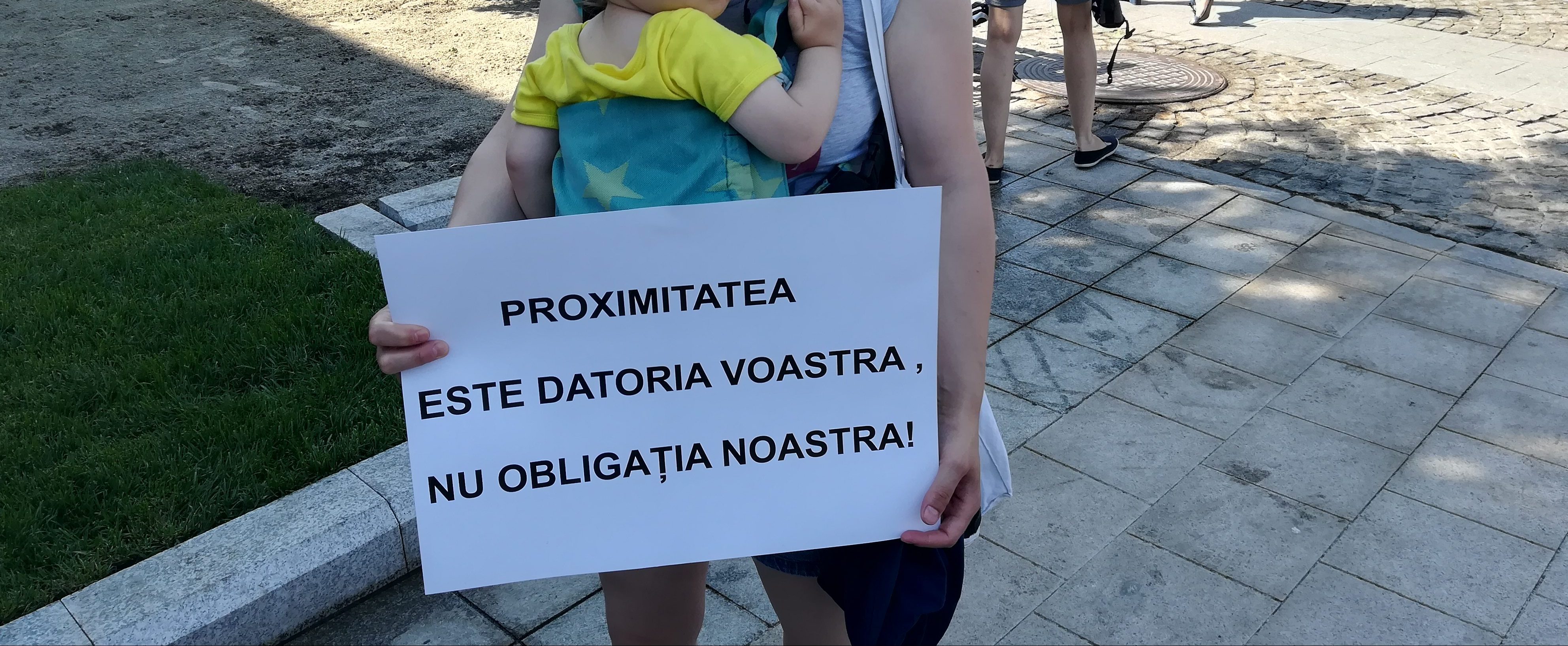 (FOTO/AUDIO/VIDEO) Iaşi: Protest al părinţilor! Ei cer anularea criteriului de proximitate impus de municipalitate