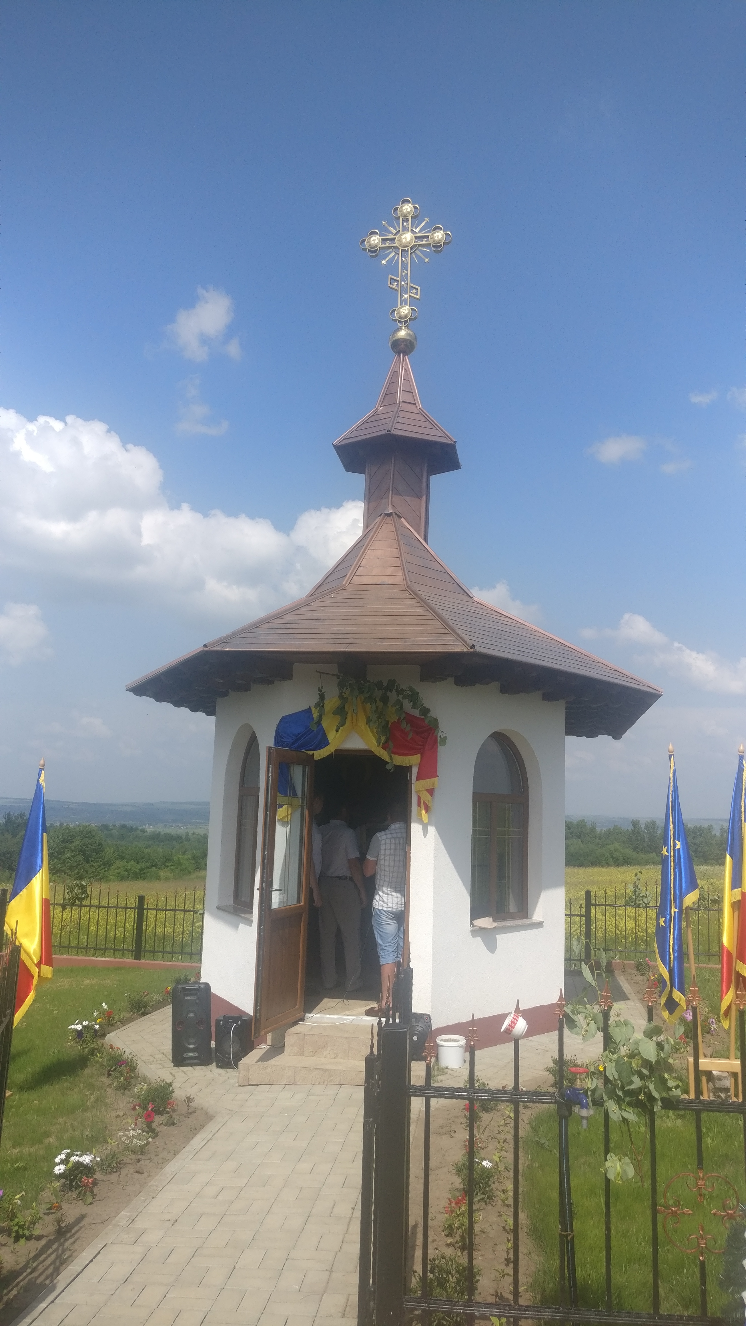 Sfințirea troiței în memoria eroilor jertfiți în Al Doilea Război Mondial – un eveniment de suflet al comunei Bogdănești Suceava, reflectat într-un radioreportaj de Mihai Florin Pohoață – vineri, 21 iunie 2019.