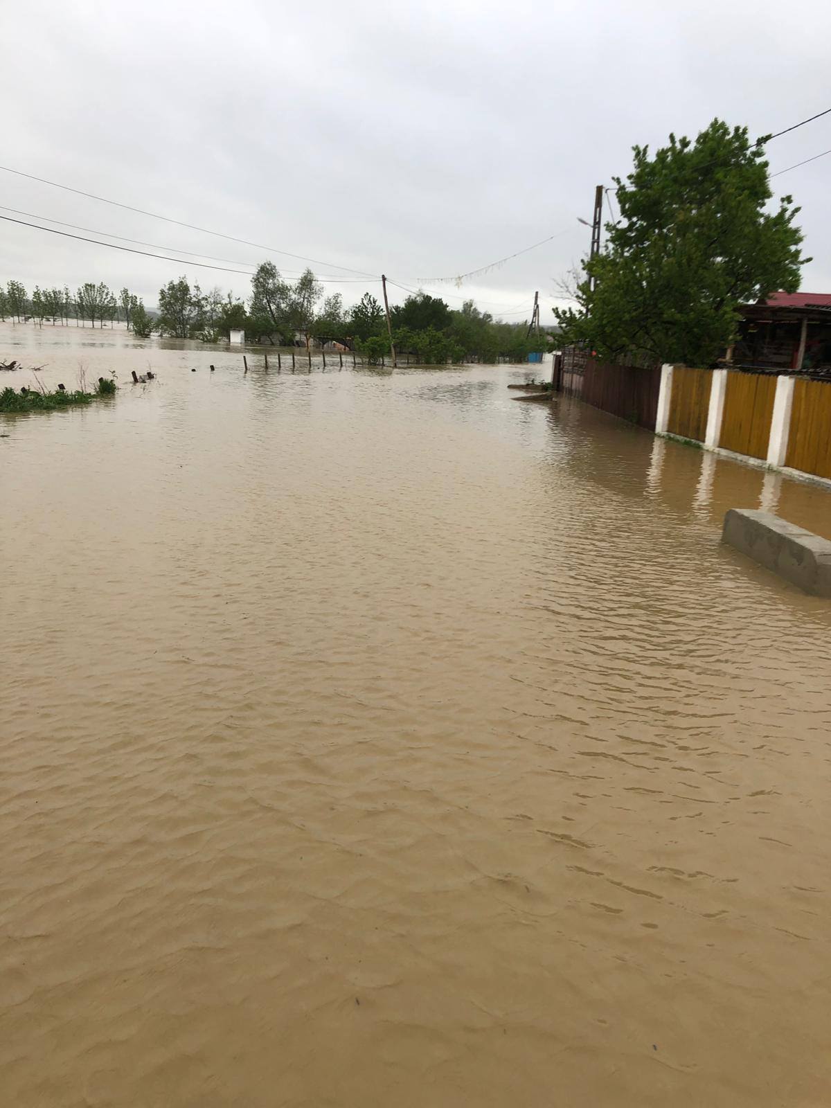 Galaţi: 20 de case şi 100 de curţi şi anexe inundate în localitatea Corod